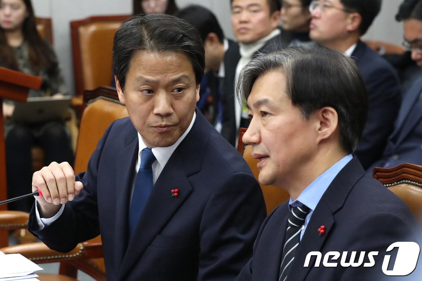 임종석 대통령 비서실장(왼쪽)과 조국 민정수석이 31일 서울 여의도 국회에서 열린 운영위원회 전체회의에 출석해 대화하고 있다. 2018.12.31/뉴스1 ⓒ News1 임세영 기자