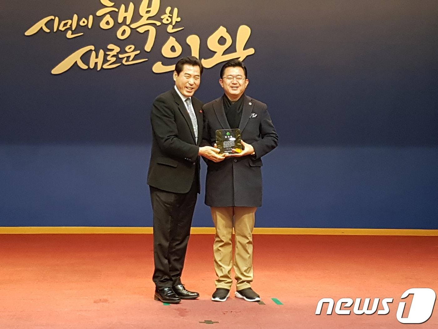 본문 이미지 - 경기도의회 박근철(사진 오른쪽) 안전행정위원장이 31일 의왕시청에서 열린 ‘연말 시민 표창 수여식’에서 김상돈(사진 왼쪽) 의왕시장으로부터 감사패를 받았다.(사진제공=경기도의회)2018.12.31/ⓒ News1