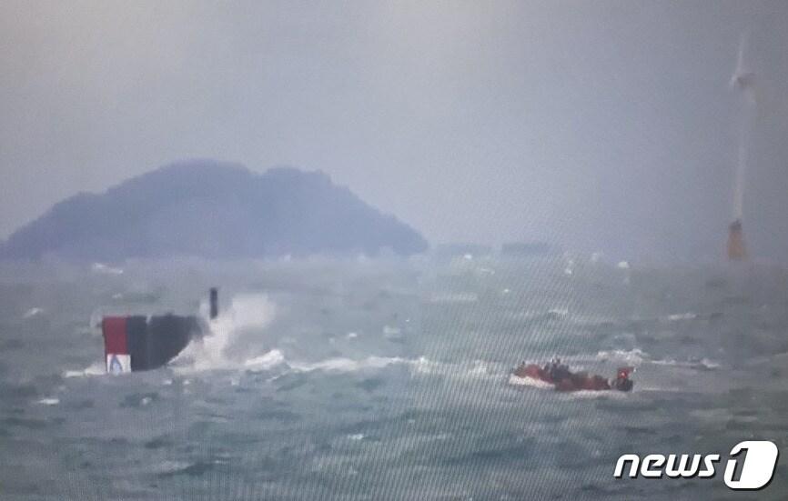 본문 이미지 - 침수 중인 파력발전기(제주해양경찰서 제공) ⓒ News1