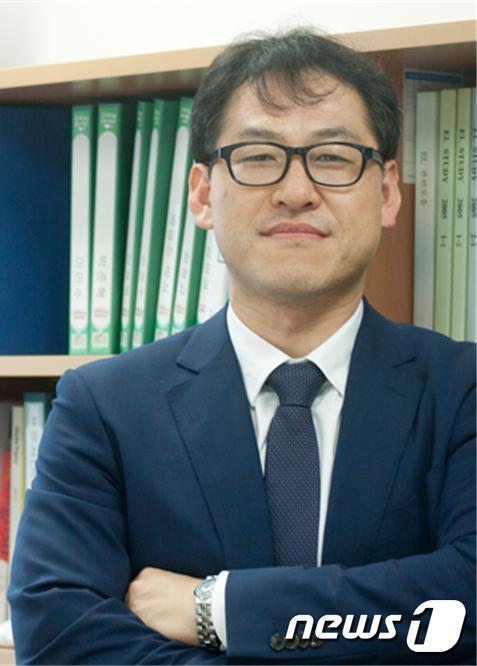 본문 이미지 - 차세대 태양전지 소재로 각광받는 '납 페로브스카이트(Pb-based Perovskite)'의 상용화 가능성을 연 UNIST 자연과학부 화학과의 권태혁 교수. ⓒ News1