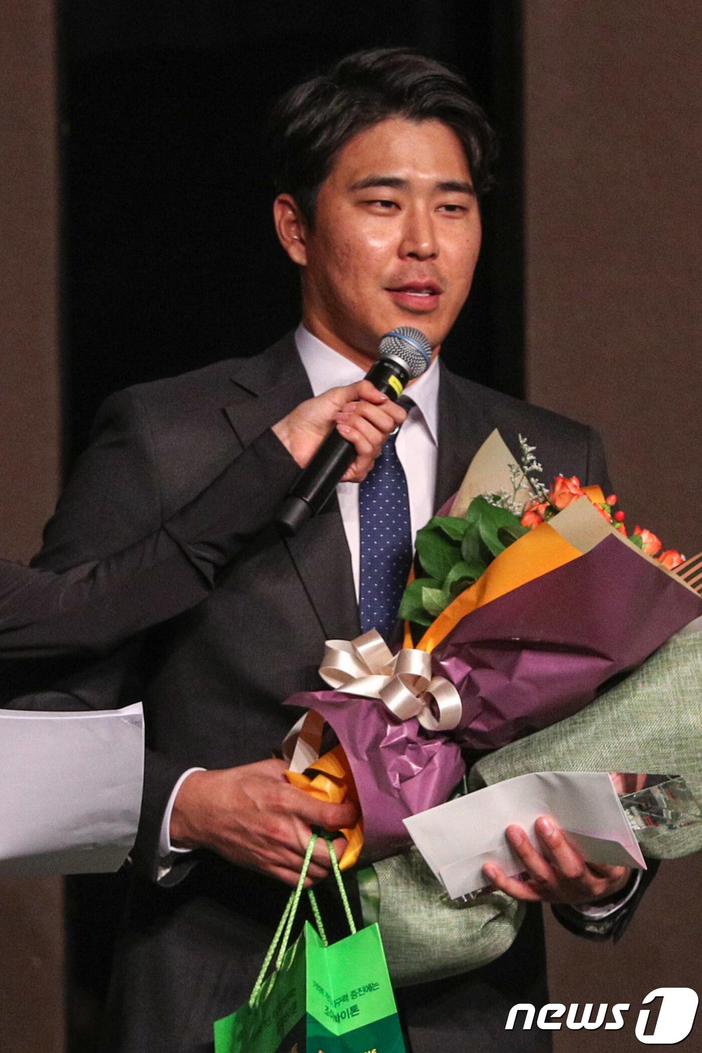 본문 이미지 - 4일 서울 중구 플라자호텔에서 열린 2018 조아제약 프로야구대상 시상식에서 헤포스상을 수상한 SK 와이번스 한동민이 소감을 밝히고 싶다. 2018.12.4/뉴스1 ⓒ News1 성동훈 기자