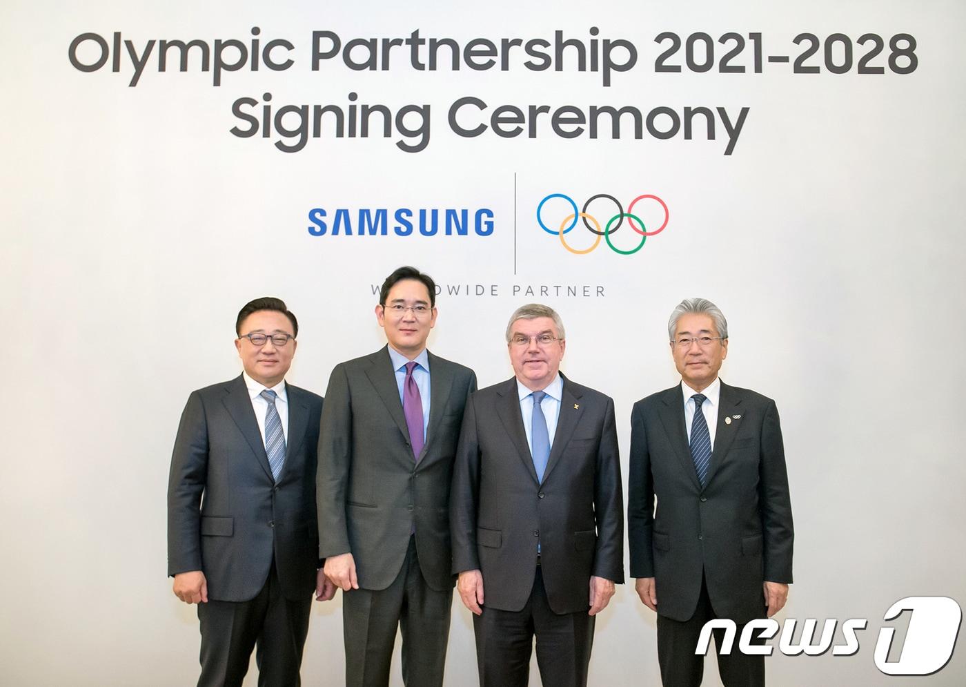 지난 2018년 12월 삼성전자가 국제올림픽위원회(IOC)와 2020년까지였던 올림픽 공식후원 계약 기간을 2028년까지로 연장했다. 고동진 삼성전자 IM 부문 대표이사 사장(왼쪽부터), 이재용 삼성전자 부회장, 토마스 바흐 IOC 위원장, 다케다 쓰네카즈 IOC 마케팅위원회 위원장이 후원 연장 조인식 후 기념촬영을 하고 있다.​ 2018.12.4/뉴스1 ​