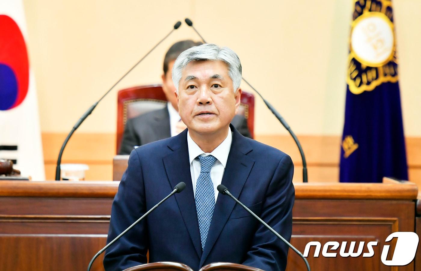 본문 이미지 - 최승준 정선군수는 4일 정선군의회 본회의장에서 열린 제250회 정선군의회 정례회 제2차 본회의에서 시정연설을 하고 있다. 최 군수는 이날 “지역의 혁신적 변화와 성장을 희망하는 군민들의 기대에 부응할 수 있도록 민선7기 군정의 모든 역량을 집결해 최선의 노력을 다 하겠다”고 말했다. (정선군청 제공) 2018.12.4/뉴스1 ⓒ News1 