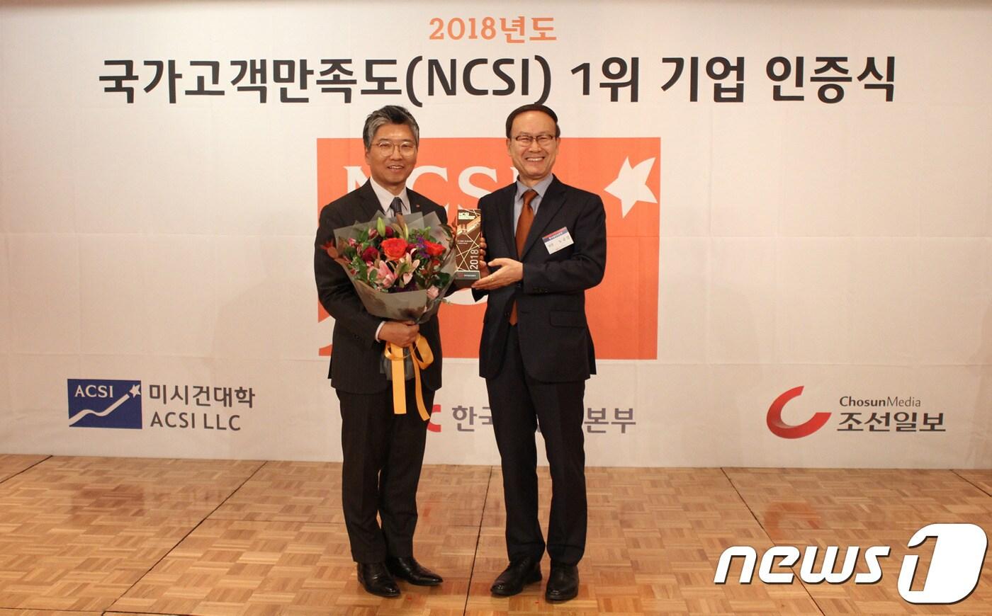 4일 서울 소공동 롯데호텔에서 열린 2018년 국가고객만족도(NCSI) 1위기업 인증식에서 CJ ENM 오쇼핑부문이 TV홈쇼핑 및 인터넷쇼핑몰 부문 2년 연속 1위를 수상했다. 인증식에 참석한 CJ ENM 오쇼핑부문 허민호 대표이사(사진 왼쪽)와 한국생산성본부 노규성 회장(사진 오른쪽)이 기념촬영을 하고 있다.ⓒ News1