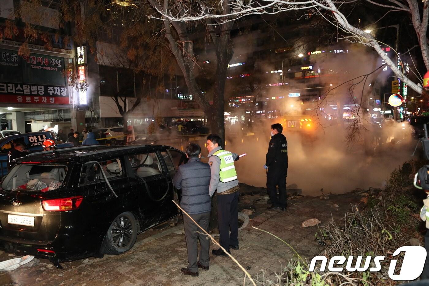 본문 이미지 - 한국지역난방공사 고양지사의 배관이 파열돼 뜨거운 물이 도로 위로 분출된 지난 12월4일 밤 경기도 고양시 일산동구 백석역 인근에서 뜨거운 수증기가 치솟고 있다. 이 사고로 1명이 숨지고 인근 병원으로 이송된 중상자 1명도 생명이 위중한 상태며, 또 29명이 중경상을 입고 고양시내 여러 병원으로 분산 이송돼 치료를 받고 있다. 2018.12.5/뉴스1 ⓒ News1 박정호 기자