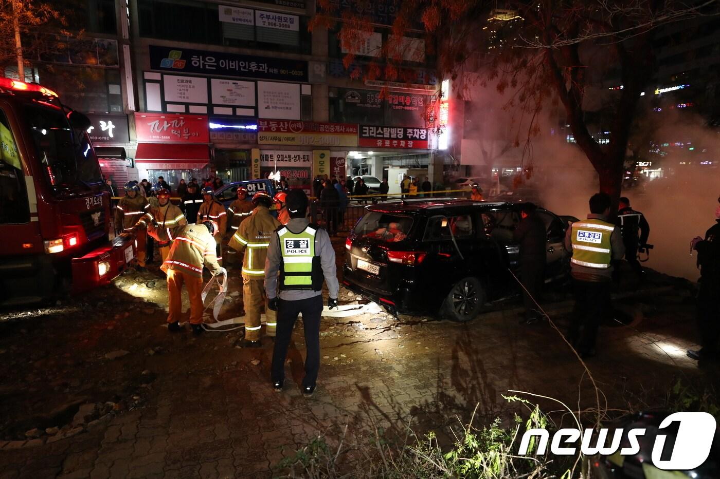 본문 이미지 - 한국지역난방공사 고양지사의 배관이 파열돼 뜨거운 물이 도로 위로 분출된 지난해 12월 4일 밤 경기도 고양시 일산동구 백석역 인근에서 뜨거운 수증기가 치솟고 있다. 이 사고로 1명이 숨지고 50여명이 부상을 입었다. 2018.12.5/뉴스1 ⓒ News1 박정호 기자