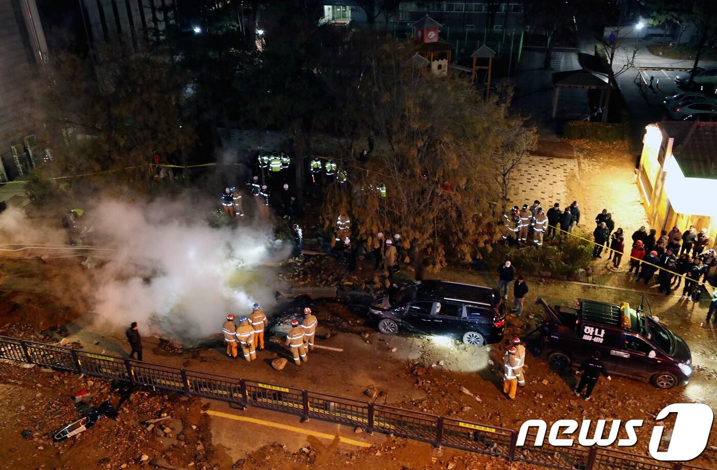 본문 이미지 - 한국지역난방공사 고양지사의 배관이 파열돼 뜨거운 물이 도로 위로 분출된 4일 밤 경기도 고양시 일산동구 백석역 인근에서 뜨거운 수증기가 치솟고 있다. 2018.12.5/뉴스1DB