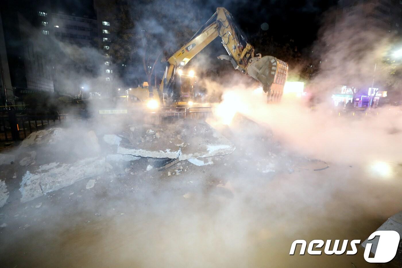 본문 이미지 - 한국지역난방공사 고양지사의 열수송 배관이 파열돼 뜨거운 물이 도로 위로 분출된 가운데 지난 5일 새벽 고양시 일산동구 백석역 인근 사고 현장에서 복구 작업이 진행되고 있는 모습. 2018.12.5/뉴스1DB