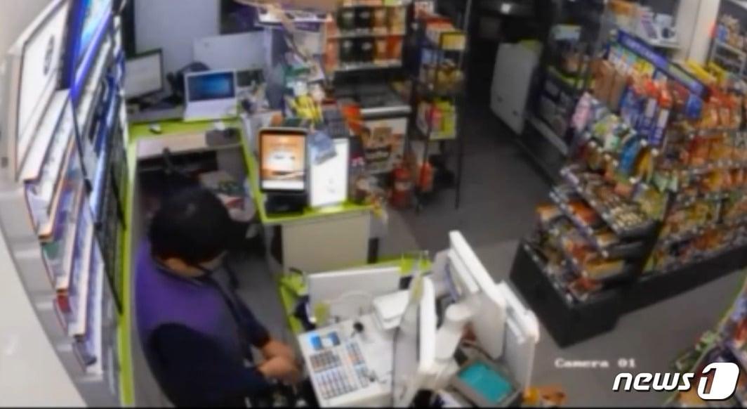 본문 이미지 - 주모씨가 자신이 일하는 편의점의 현금인출기에서 돈을 훔치는 장면. /제공=일산서부경찰서 ⓒ News1