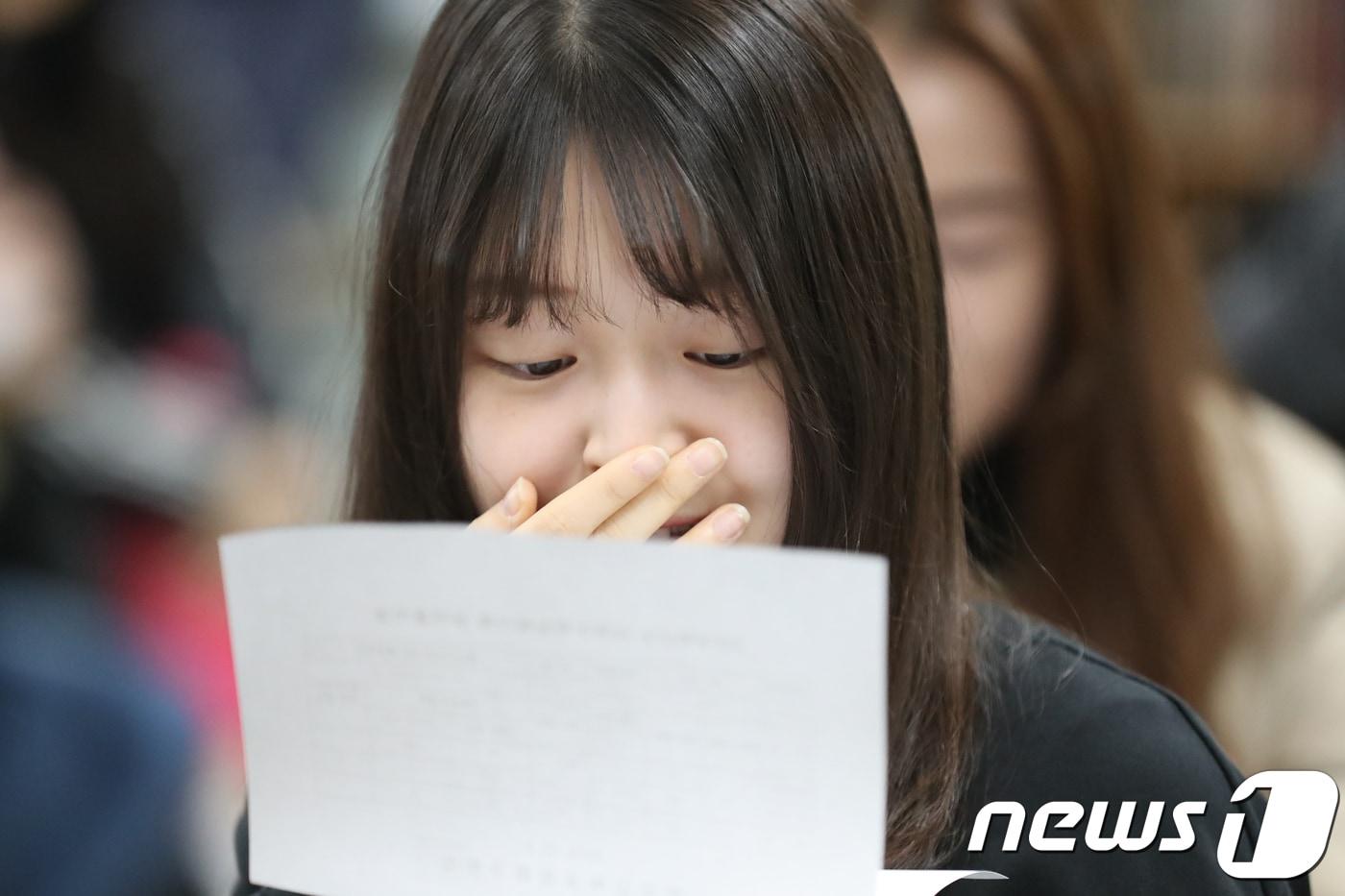 본문 이미지 - 2019학년도 대학수학능력시험 성적표가 배부된 5일 오전 대구 수성구 범어동 대구여고 3학년 교실에서 학생들이 자신의 수능 성적을 확인하고 있다. 2018.12.5/뉴스1 ⓒ News1 공정식 기자