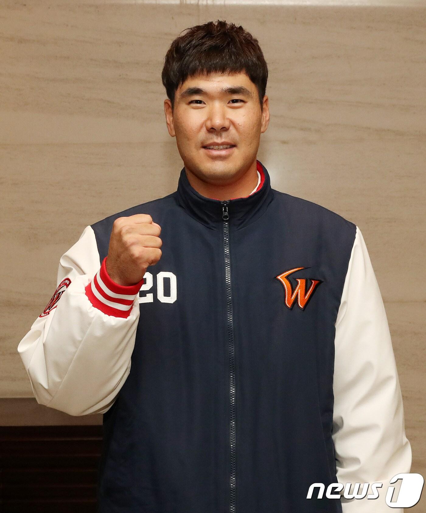 본문 이미지 - SK 와이번스는 5일 포수 이재원과 4년 총액 69억원(계약금 21억원·연봉 48억원)에 FA 계약을 체결했다고 밝혔다(SK 와이번스 제공).  ⓒ News1