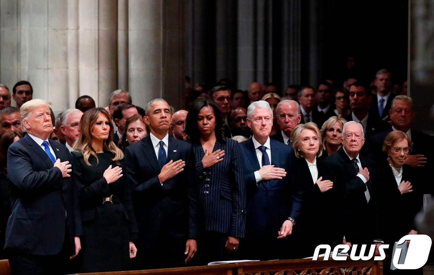 본문 이미지 - 도널드 트럼프 미국 대통령과 부인 멜라니아 여사와 버락 오바마, 빌 클린턴, 지미 카터 등 전직 대통령 부부들이 5일 (현지시간) 워싱턴 국립성당에서 거행된 조지 H.W. 부시 전 미국 대통령의 국장에 참석해 손을 가슴에 얹고 조의를 표하고 있다. 2018.12.5 ⓒ AFP=뉴스1 