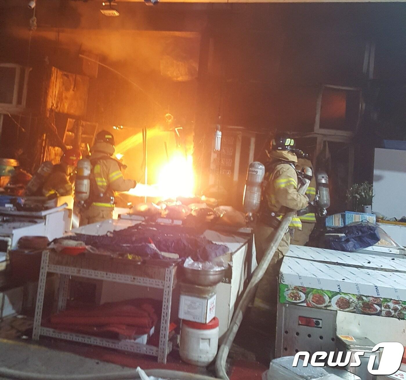 본문 이미지 - 경남통영시 서호동 서호시장내 1층 점포에서 화재가 발생해 소방서 추산 3800여만원의 재산피해를 냈다.(경남도소방본부제공)ⓒ News1