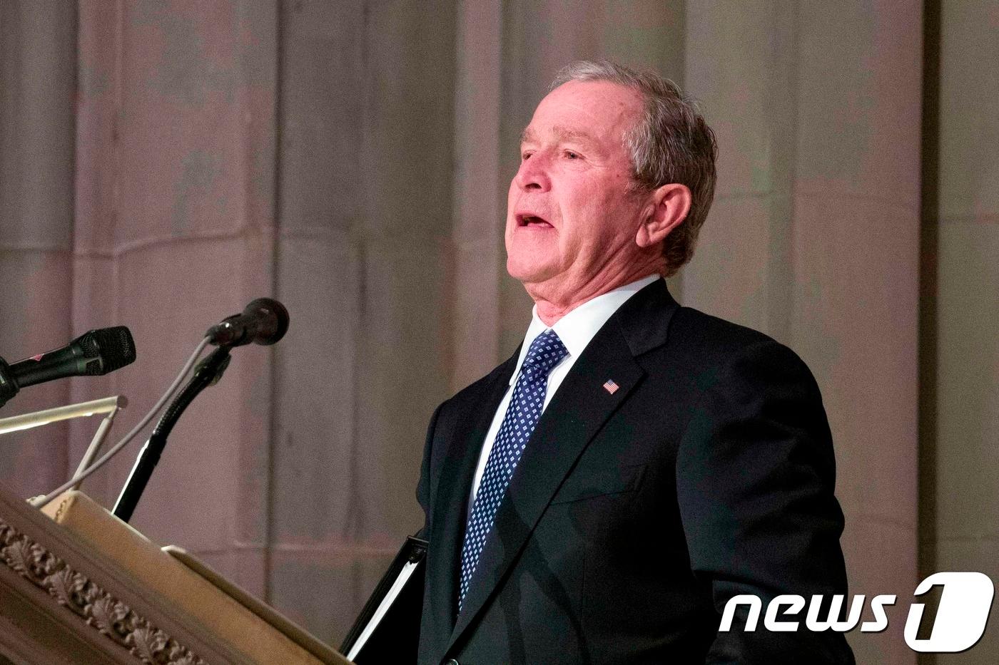 조지 W. 부시 전 미국 대통령이 5일 (현지시간) 워싱턴 국립성당에서 거행된 ‘아버지 부시’ 조지 H.W. 부시 전 미국 대통령의 국장에서 조사를 하며 눈물을 흘리고 있다. ⓒ AFP=뉴스1 ⓒ News1 우동명 기자