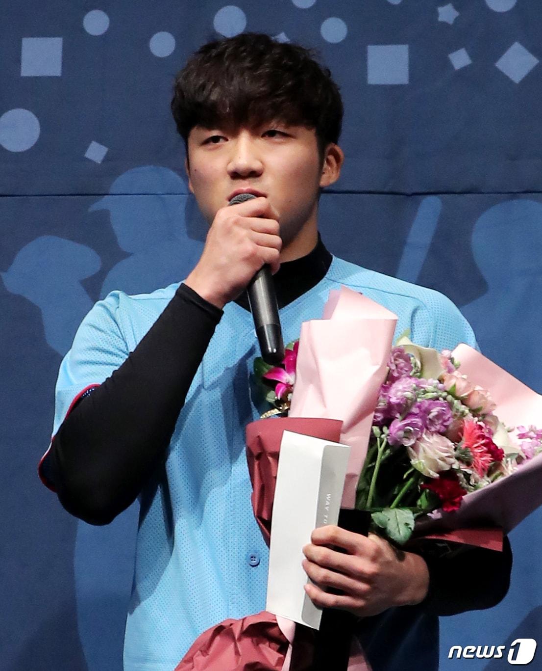 본문 이미지 - 6일 오전 서울 서초구 양재동 엘타워에서 열린 '2018 제6회 한국프로야구 은퇴선수의날 행사'에서 휘문고 김대한이 백인천상을 수상한 뒤 소감을 밝히고 있다. 2018.12.6/뉴스1 ⓒ News1 구윤성 기자