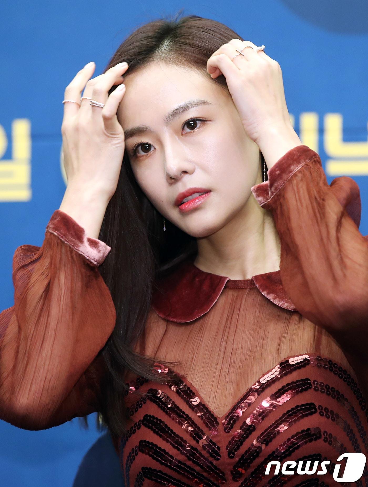 본문 이미지 - 배우 홍수현이 6일 오후 서울 마포구 상암동 스탠포드호텔 서울에서 열린 tvN 새 예능프로그램 ‘서울메이트2’ 제작발표회에 참석해 머리 매무새를 고치고 있다. ‘서울메이트2’는 셀럽들이 집에서 외국인 게스트를 맞이하고 함께 홈셰어링을 하며 추억을 쌓아나가는 글로벌 홈셰어 리얼리티이다. 2018.12.6/뉴스1 ⓒ News1 권현진 기자