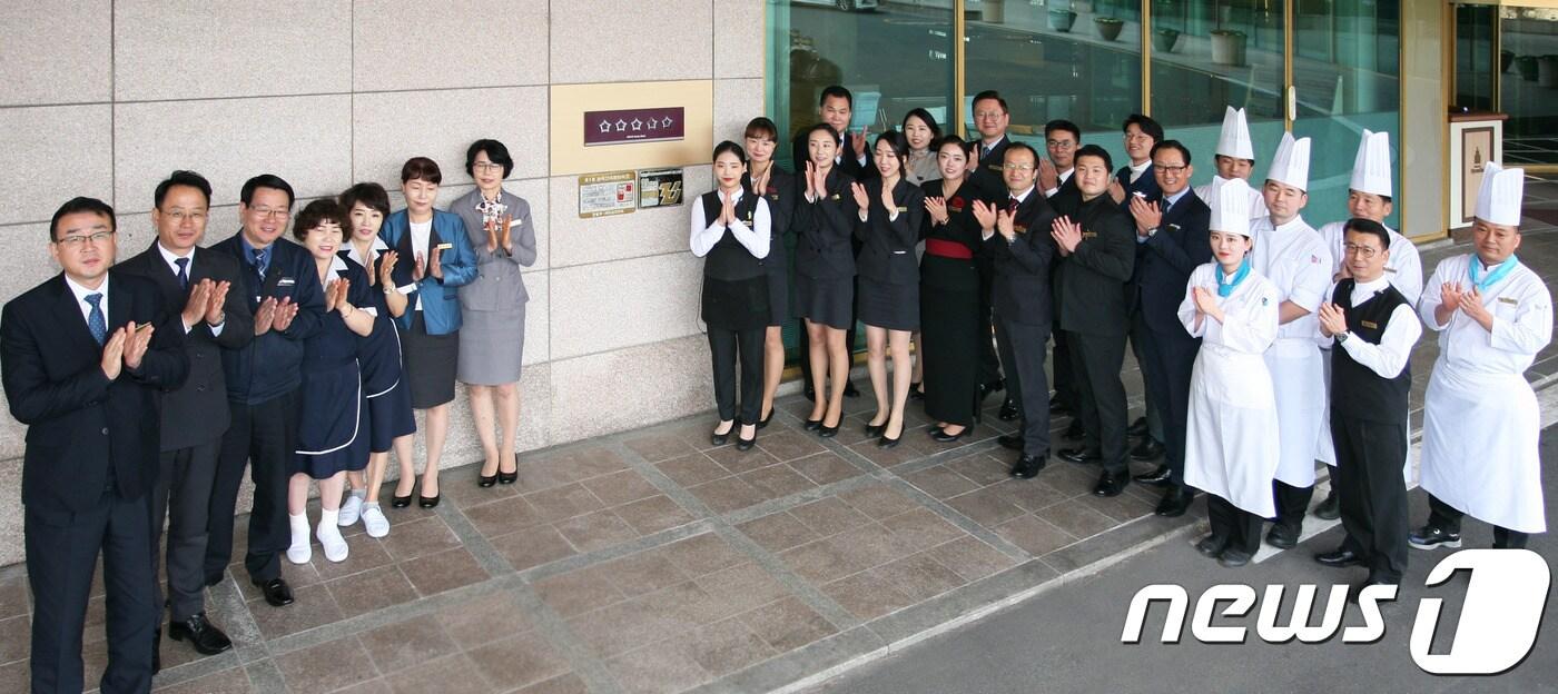 '호텔현대 경주'가 호텔 최고 등급인 5성을 획득해 지난 5일 5성 호텔 현판을 내걸었다.ⓒ News1