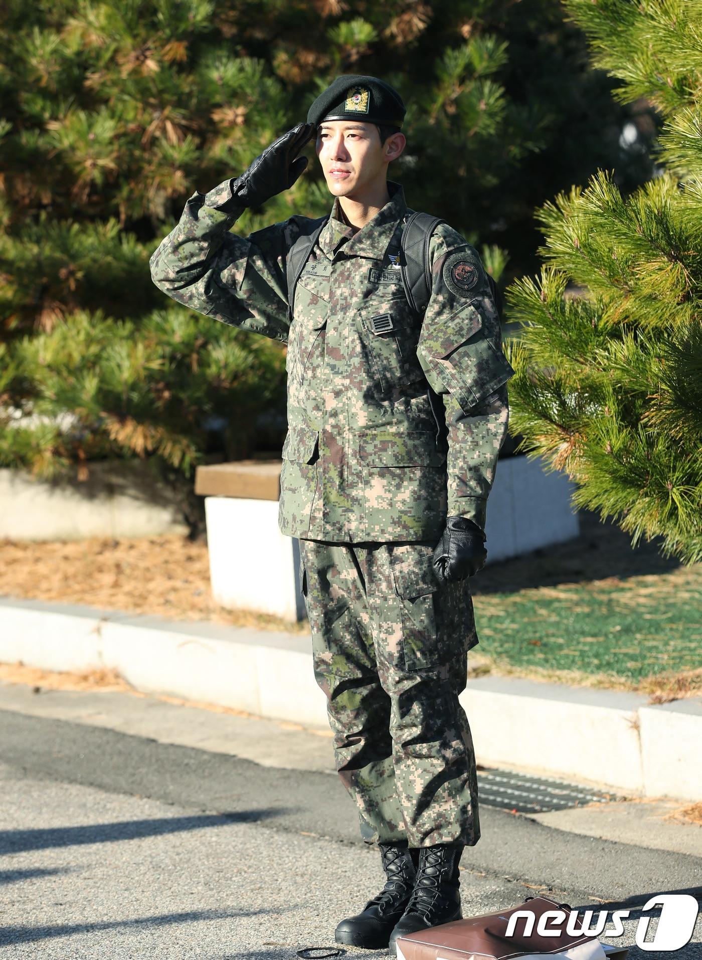 본문 이미지 - 가수 황광희(30)가 7일 오전 서울 동작구 국립서울현충원에서 전역신고를 마친 뒤 팬들에게 인사를 하고 있다. 황광희는 지난 2017년 3월 현역으로 입대해 육군 군악대 군악병으로 복무해 왔다. 한편 황광희는 지난 2010년 제국의 아이들로 데뷔했으며 MBC '무한도전', SBS '정글의 법칙' 등 다양한 예능 프로그램에서 활약해왔다. 그는 전역과 함께 MBC '전지적 참견 시점'으로 시청자들을 찾는다. 2018.12.7./뉴스1 ⓒ News1 권현진 기자