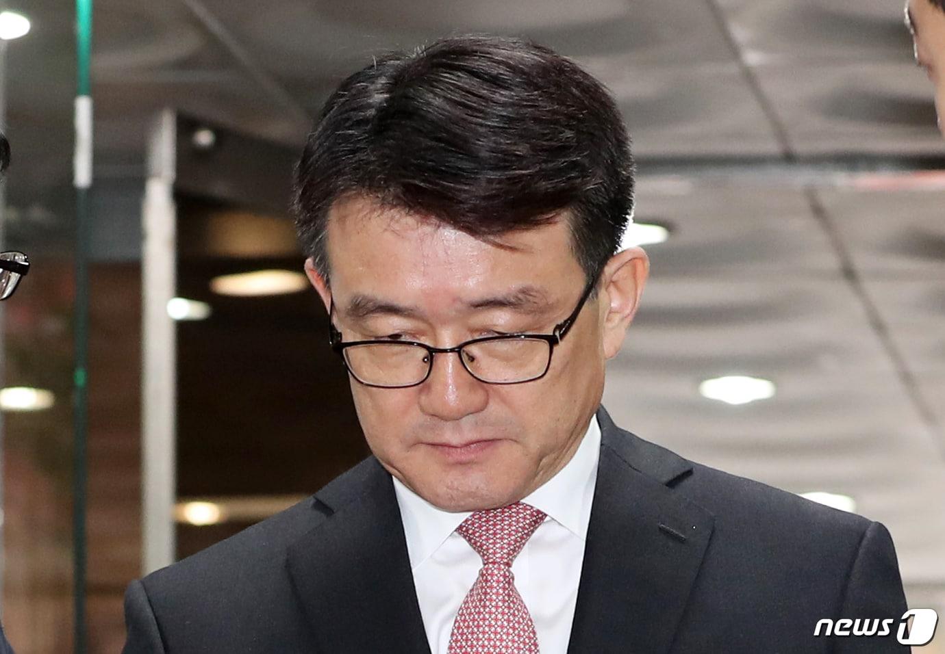 본문 이미지 - 세월호 유가족 민간인 사찰 의혹으로 검찰 수사를 받아온 이재수 전 국군기무사령부 사령관이 7일 서울 송파구의 한 오피스텔에서 투신해 사망했다. 사진은 지난 3일 영장실질심사를 받기 위해 서울중앙지방법원에 출석하는 이 전 사령관. (뉴스1 DB) 2018.12.3/뉴스1
