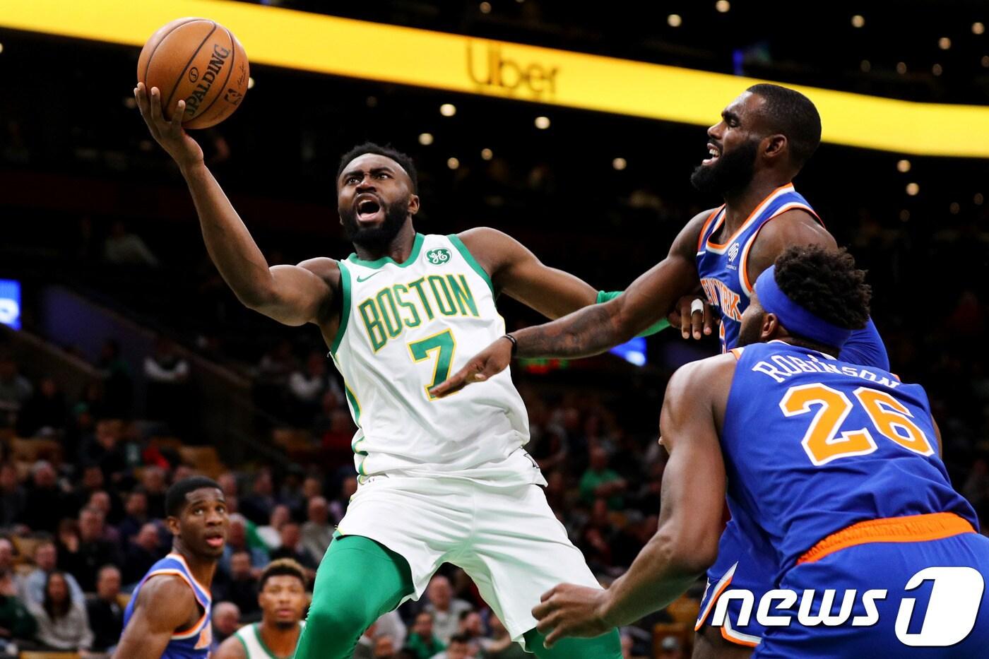 7일(이하 한국시간) 미국 매사추세츠주 보스턴 TD가든에서 열린 2018-19 미국프로농구(NBA) 정규리그 보스턴 셀틱스와 뉴욕 닉스의 경기. 보스턴 제일런 브라운의 슛 장면. ⓒ AFP=News1