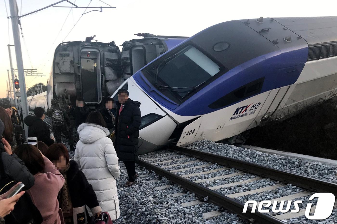 본문 이미지 - 8일 오전 7시37분쯤 강원도 강릉역에서 출발한 서울행 KTX 열차가 출발 5분 만에 탈선했다. 코레일에 따르면 이 열차는 이날 오전 7시30분 강릉에서 출발했으며 운산동 남강릉 신호장 일원에서 선로를 이탈했다. 2018.12.8/뉴스1 ⓒ News1 서근영 기자