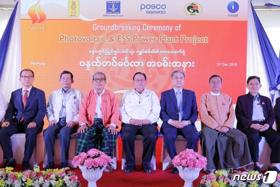 본문 이미지 - 포스코대우는 8일,전력부족으로 열악한 생활을 하고 있는 미얀마 마나웅(Manaung)섬에 태양광 발전시스템을 공급하기 위한 착공식을 실시하고, 향후 미얀마 에너지 사업 확대를 위한 협력관계를 다졌다.  사진 왼쪽부터 우 니 푸(U Nyi Pu) 미얀마 라카인주(Rakhine State) 주지사, 우 윈까잉(U Win Khaing) 미얀마 전력에너지부 장관, 포스코대우 김영상 사장. (포스코대우 제공)ⓒ News1