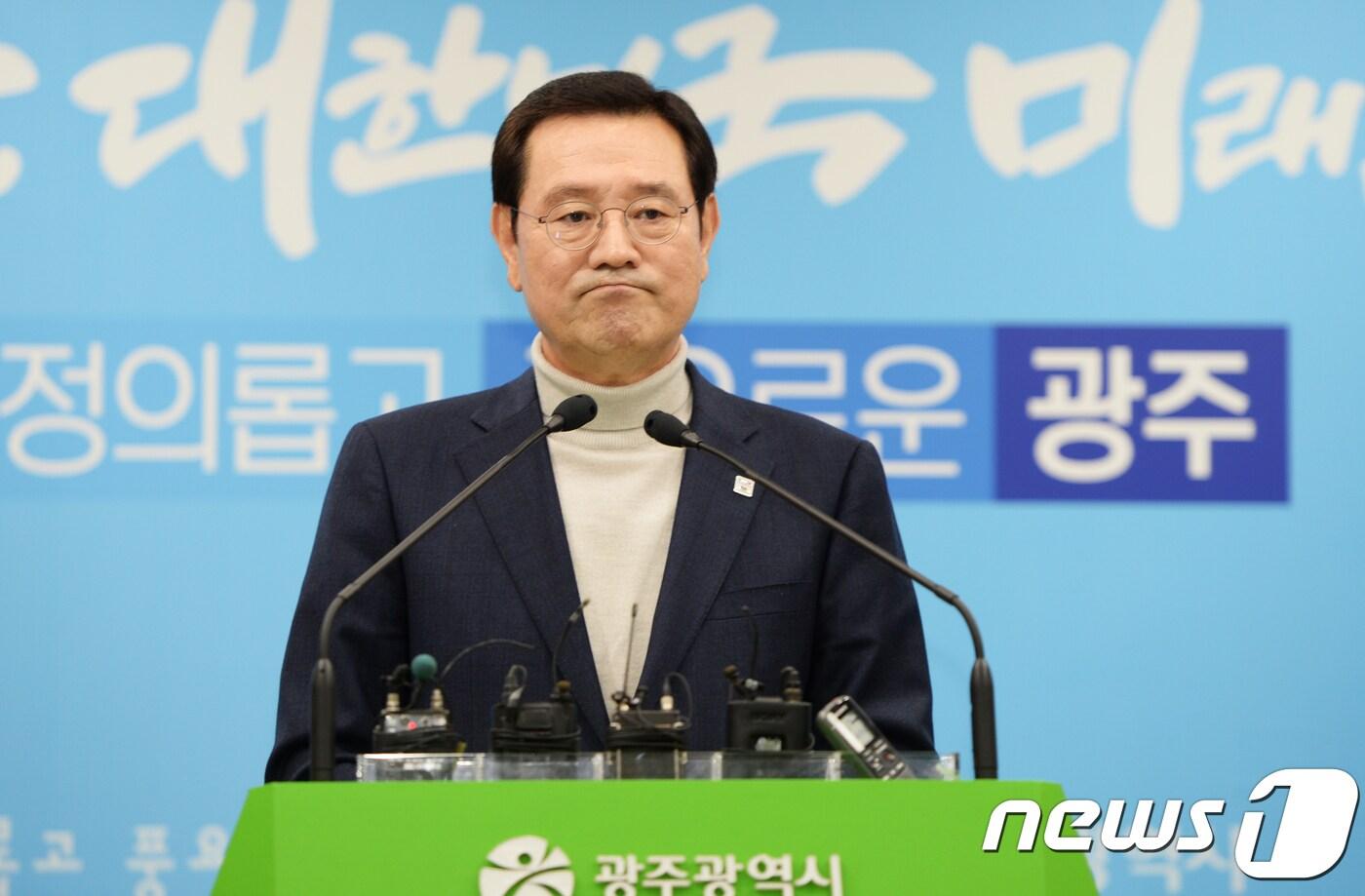 본문 이미지 - 이용섭 광주시장이 지난달 9일 광주시청 브리핑룸에서 긴급 기자회견을 열어 "광주형 일자리 협상팀 구성과 기능을 보완해 직접 협상에 나서 반드시 성공시키겠다"며 굳은 표정을 짓고 있다.2018.12.9/뉴스1 ⓒ News1 박준배 기자