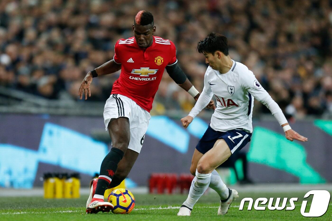 본문 이미지 - 손흥민(오른쪽)이 1일(한국시간) 영국 런던의 웸블리 스타디움에서 열린 맨체스터 유나이티드와의 2017-18 잉글랜드 프리미어리그 25라운드에서 폴 포그바를 수비하고 있다. ⓒ AFP=News1