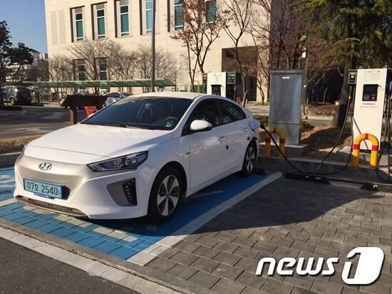 본문 이미지 - 주차장에서 충전중인 전기자동차 ./뉴스1DBⓒ News1