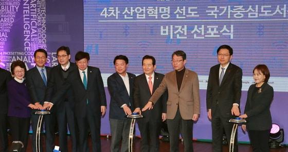 본문 이미지 - 정세균 국회의장(오른쪽 네 번째), 김성식 4차산업혁명특별위원장(오른쪽 세번째), 허용범 국회도서관장(오른쪽 다섯번째)이 1일 오전 서울 여의도 국회도서관 대강당에서 열린 4차 산업혁명 비전 선포식에서 참석자들과 함께 미래의 희망을 담은 기념 버튼을 누르고 있다. 2018.2.1/뉴스1 ⓒ News1 이동원 기자