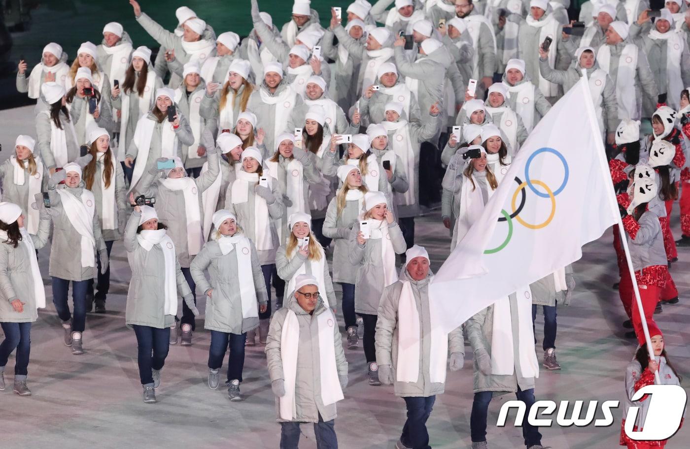 본문 이미지 - 2018 평창동계올림픽 개막식에서 러시아 출신 선수들이 입장하고 있는 모습. 2018.2.9 ⓒ 뉴스1 허경 기자