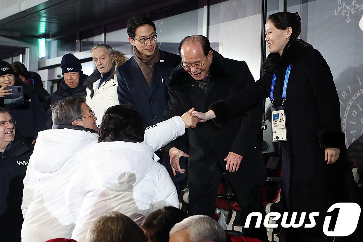본문 이미지 - 9일 강원도 평창올림픽스타디움에서 열린 평창동계올림픽 개막식에 문재인 대통령이 김여정 노동당 중앙위원회 제1부부장과 인사를 나누고 있다. ⓒ News1 성동훈 기자