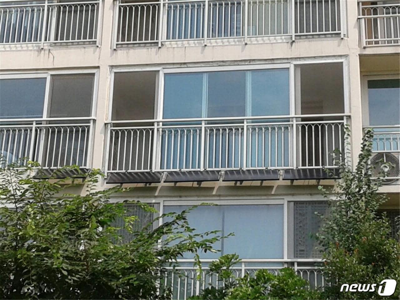 본문 이미지 - 광주 한 아파트 발코니에 설치된 태양광발전설비 ⓒ News1