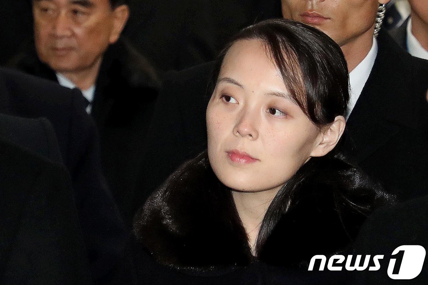 본문 이미지 - 김정은 북한 노동당 위원장의 여동생 김여정 노동당 중앙위 제1부부장이 10일 강원도 강릉시 강릉역에 도착해 밖으로 이동하고 있다. 2018.2.10/뉴스1 ⓒ News1 서근영 기자