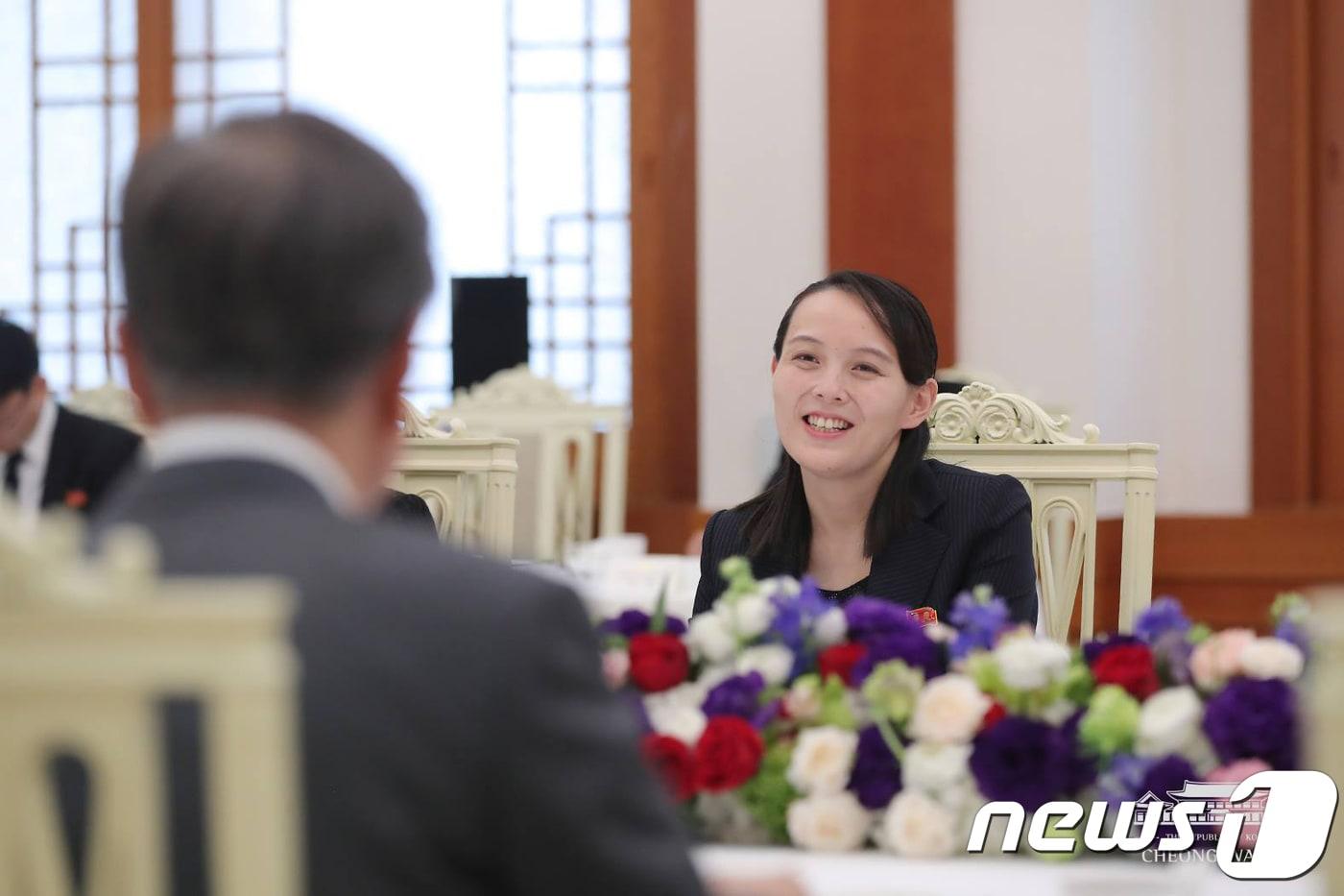 본문 이미지 - 지난 2018년 2월10일 강원 평창 동계올림픽을 계기로 방남한 김정은 북한 조선노동당 총비서 여동생 김여정 당 중앙위 부부장이 청와대를 방문해 밝게 웃고 있다. (청와대 페이스북) 2018.2.10/뉴스1 ⓒ News1 이광호 기자