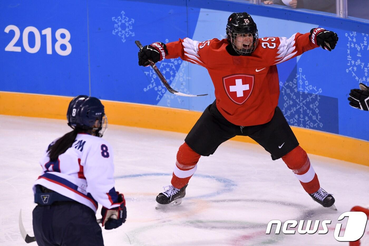 여자 아이스하키 남북 단일팀이 스위스와의 2018 평창 동계올림픽 조별예선 1차전 경기장면. ⓒ AFP=News1