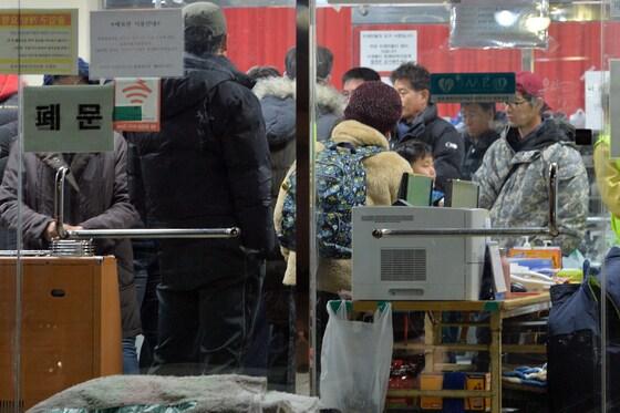 본문 이미지 - 11일 오전 경상북도 포항시 북서쪽지역에서 규모 4.6지진이 발생했다. 지진에 놀란 주민들이 흥해실내체육관 지진 대피소로 대피하고 있다. 이날 오전 5시3분쯤 경상북도 포항시 북구 북서쪽 5㎞ 지역에서 규모 4.6의 지진에 이어 35분 뒤인 오전 5시38분 북구 북서쪽 7㎞지역에서 규모 2.1의 여진이 발생했다.2018.2.11/뉴스1 ⓒ News1 최창호 기자