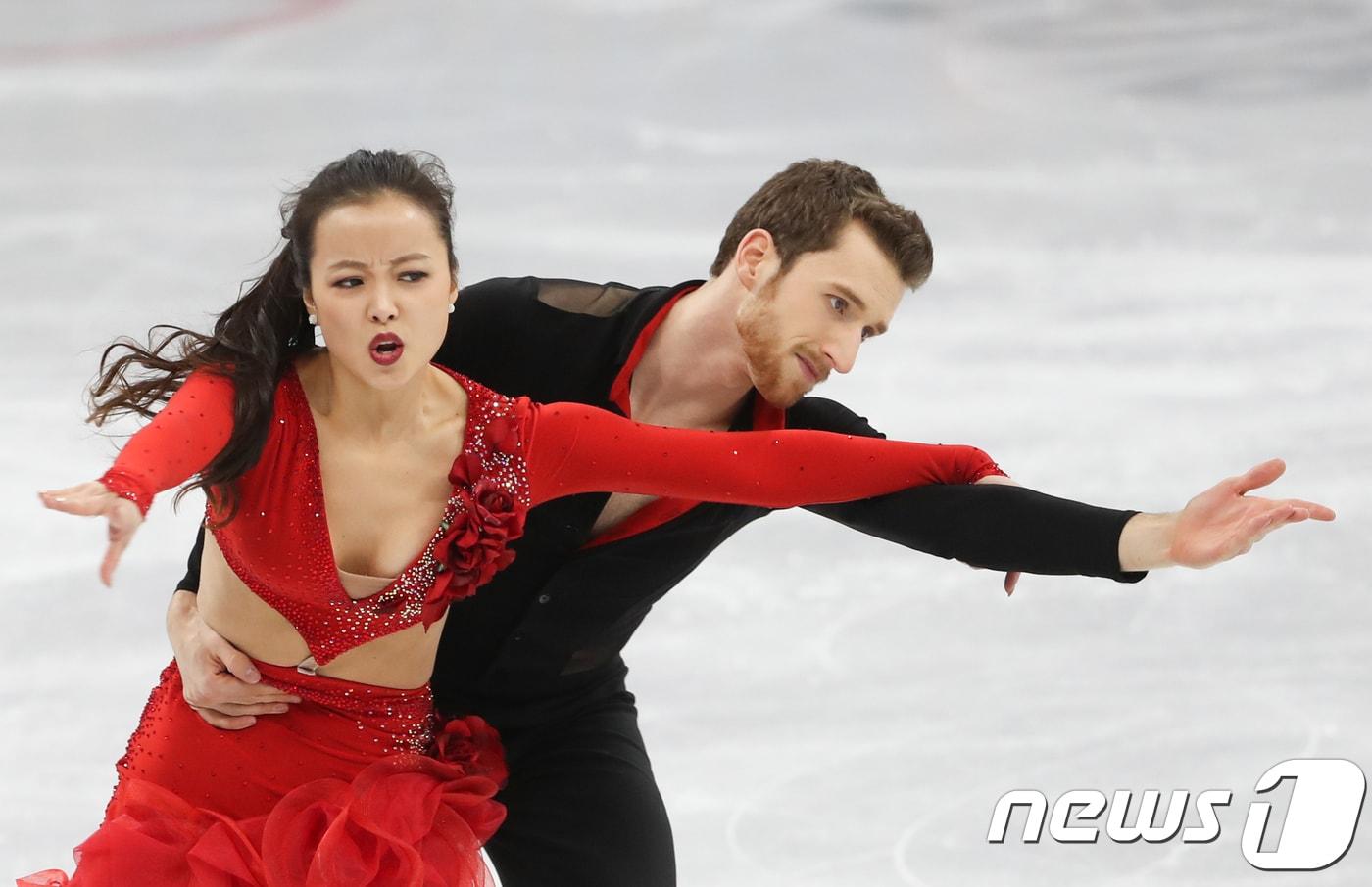 민유라·알렉산더 겜린 조가 11일 강원도 강릉 아이스아레나에서 열린 2018 평창동계올림픽 피겨 팀이벤트 아이스댄스 쇼트 프로그램에서 연기를 펼치고 있다. 2018.2.11/뉴스1 ⓒ News1 허경 기자