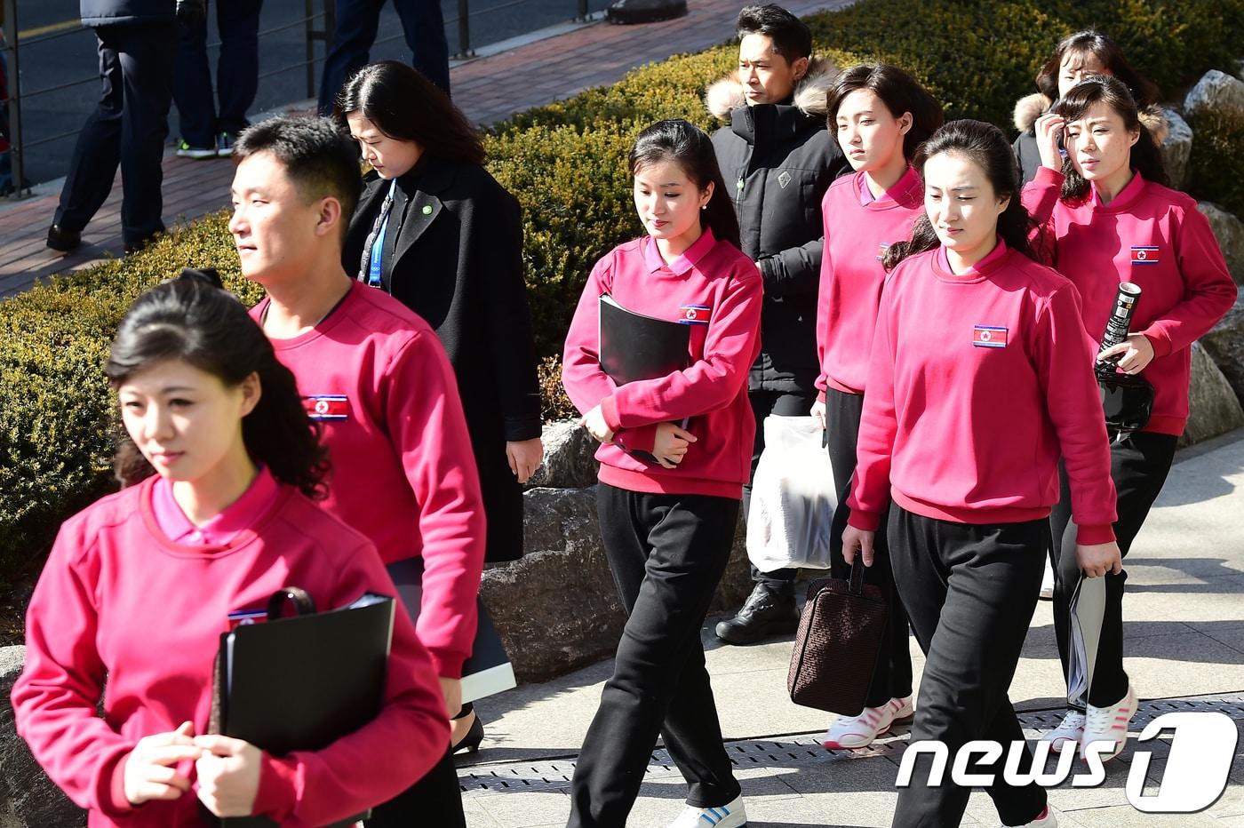 본문 이미지 - 삼지연 관현악단 단원들이 11일 오후 서울 광진구 워커힐호텔에서 공연을 위해 국립극장으로 이동하고 있다. 2018.2.11/뉴스1 ⓒ News1 황기선 기자
