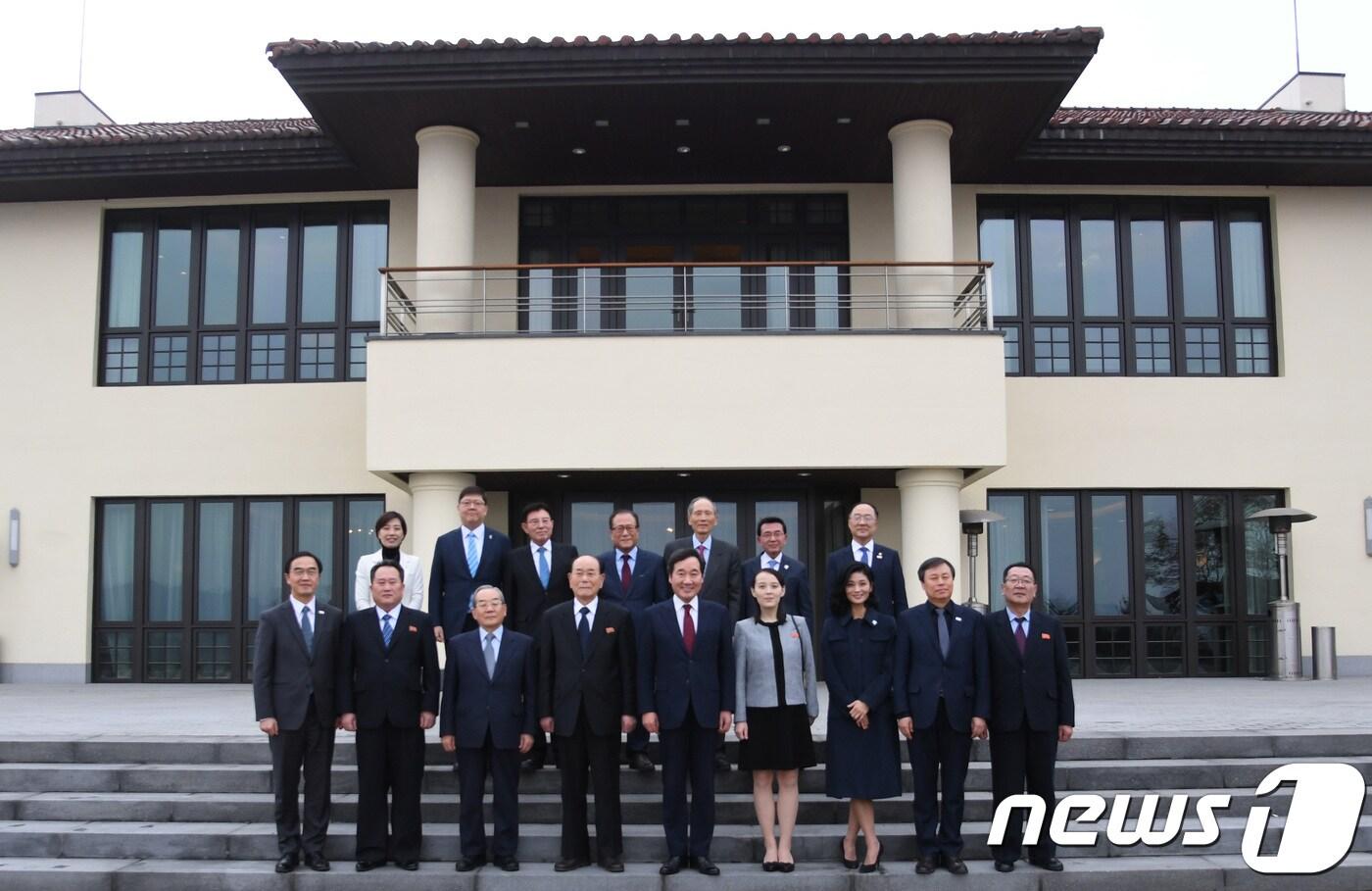 본문 이미지 - 이낙연 국무총리가 11일 서울  워커힐 호텔에서 '북한 고위급 대표단 오찬'을 마치고 김영남 최고인민회의 상임위원장, 김여정 노동당 중앙위 제1부부장 등 참석자들과 기념사진을 찍고 있다.(총리실 제공) 2018.2.11/뉴스1
