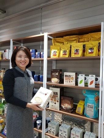 본문 이미지 - 이은정 한국맥널티 대표가 13일 <뉴스1>과의 인터뷰 후 자사 커피 제폼을 들고서 미소를 짓고 있다. (맥널티 제공)ⓒ News1