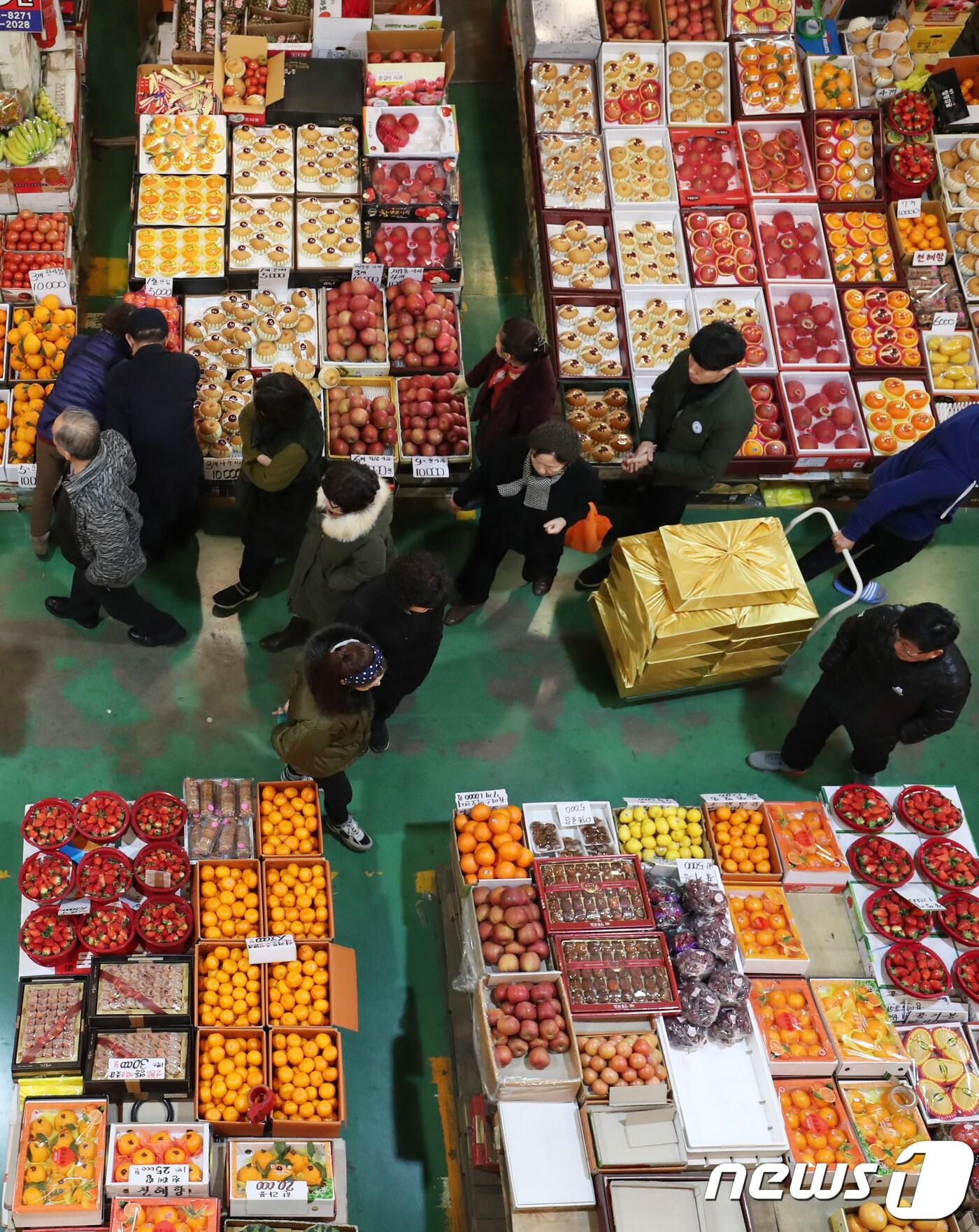 본문 이미지 - 부산 해운대구 반여농산물도매시장이 제수용 과일을 구입하기 위해 찾은 시민들로 북적이고 있다. /뉴스1 ⓒ News1 