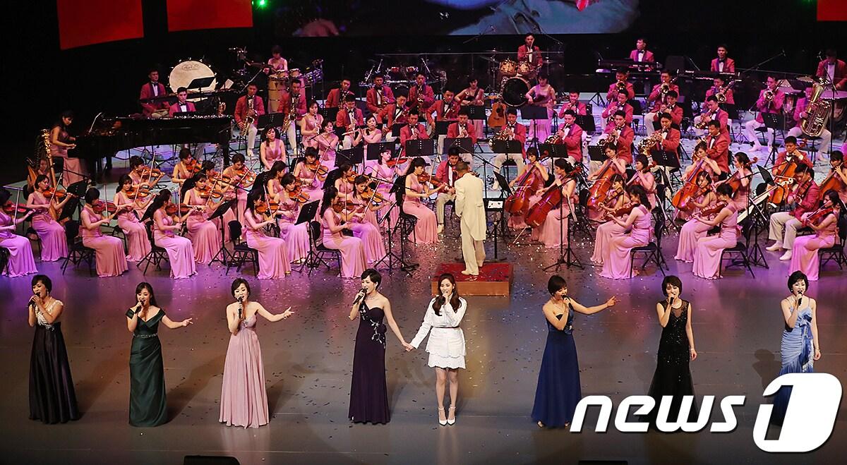 본문 이미지 - 11일 오후 서울 국립극장 해오름극장에서 열린 북한 예술단 공연에서 가수 서현이 북한 예술단 여자 가수들과 ‘우리의 소원’이라는 노래를 부르고 난 뒤 손잡고 있다. (청와대)2018.2.11/뉴스1 ⓒ News1 이광호 기자