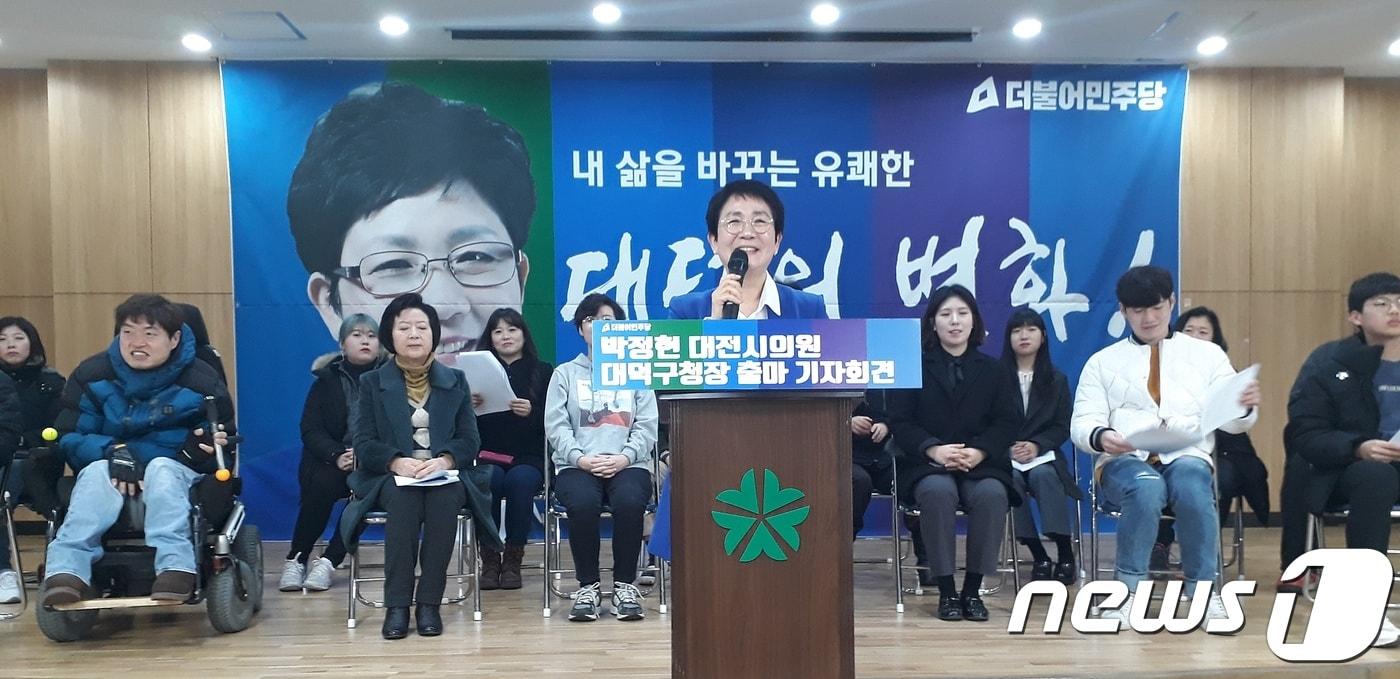 본문 이미지 - 박정현 대전시의원이 12일 오정농수산물도매시장 복합상가동 3층 회의실에서 열린 대덕구청장 출마선언 기자회견에서 기자들의 질문에 답변하고 있다.ⓒ News1