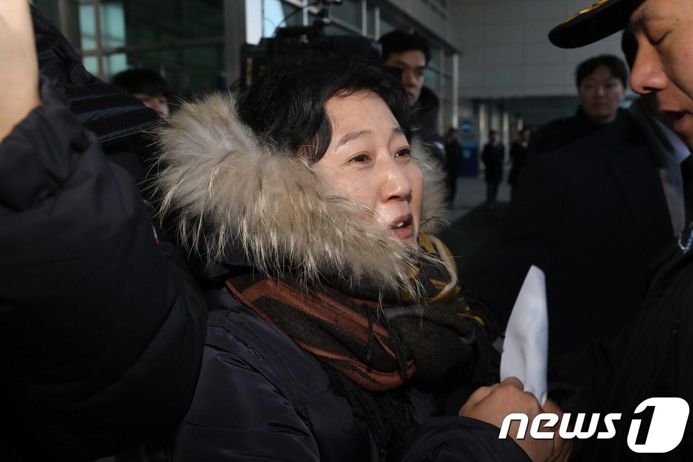 본문 이미지 - '평양시민 김련희씨 송환 대구준비모임'은 14일 대구고등법원 앞에서 기자회견을 열고 "평양시민 김련희씨는 가족의 품인 북한의 평양으로 돌아가야 한다"며 "국가보안법 위반 등을 적용한 검찰의 기소 역시 국보법을 무리하게 해석한 것으로, 법원은 무죄 판결을 내려야 한다"고 주장했다. 사진은 지난 2018년 12월 12일 도라산 남북출입사무소에서 송환을 요구하는 김씨.  2018.2.12/뉴스 ⓒ News1 민경석 기자