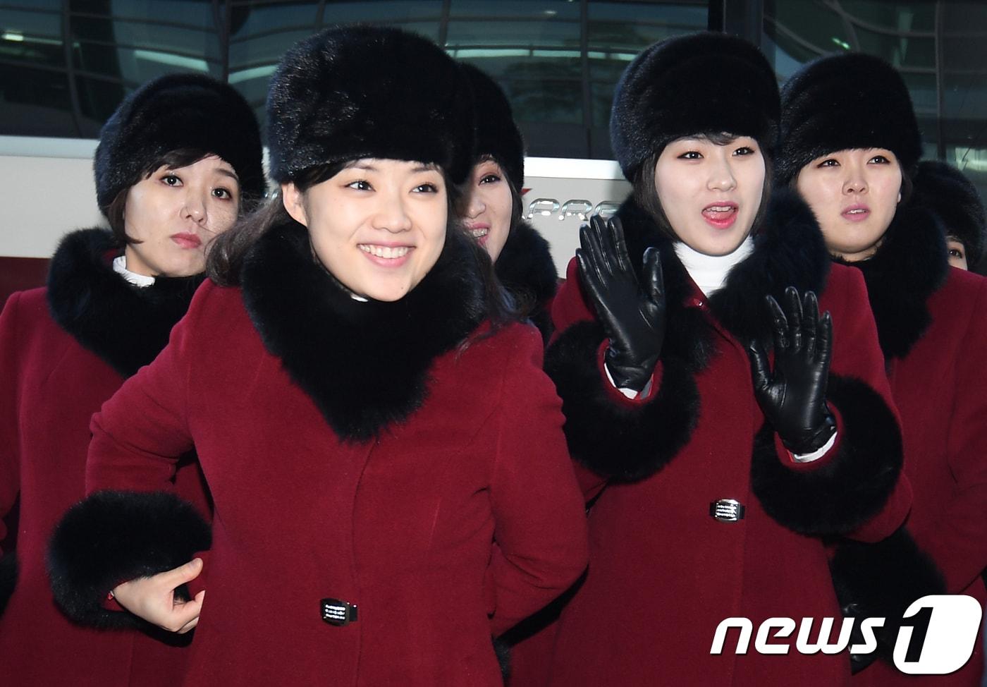 본문 이미지 - 지난해 2월 평창 동계올림픽을 계기로 방남해 공연한 북한 예술단원들의 모습. 2018.2.12/뉴스1 ⓒ News1 사진공동취재단