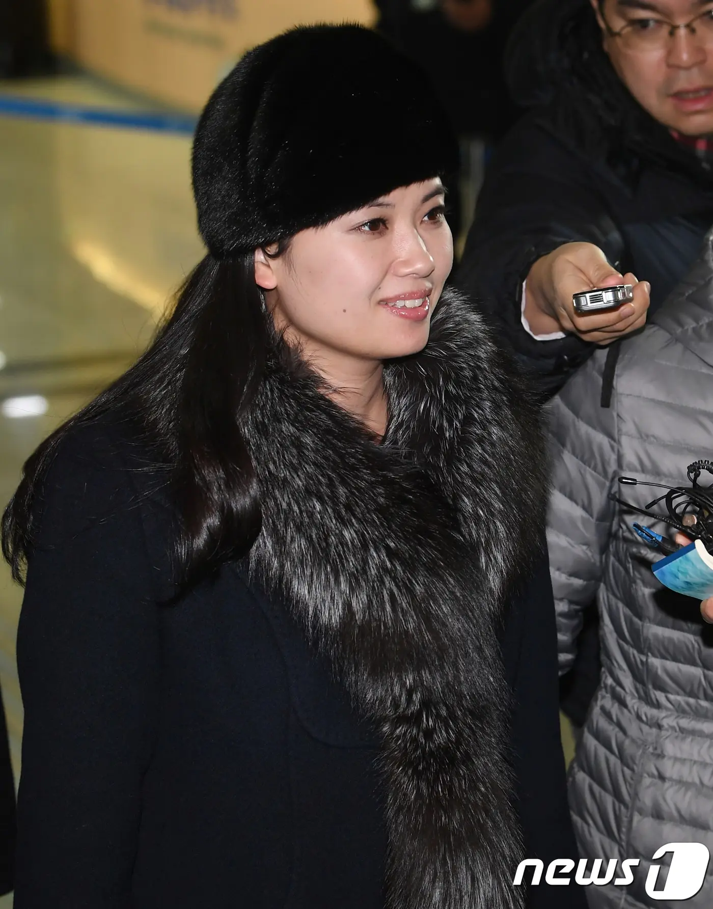 본문 이미지 - 평창 동계올림픽을 계기로 방남한 현송월 삼지연관현악단 단장이 12일 오전 경기 파주 도라산 남북출입사무소를 통해 북한으로 돌아가고 있다. 엿새간 한국에 머물며 강릉과 서울에서 두차례 공연한 북한 예술단은 이날 경의선 육로를 통해 북으로 귀환한다. 2018.2.12/뉴스1 ⓒ News1 사진공동취재단