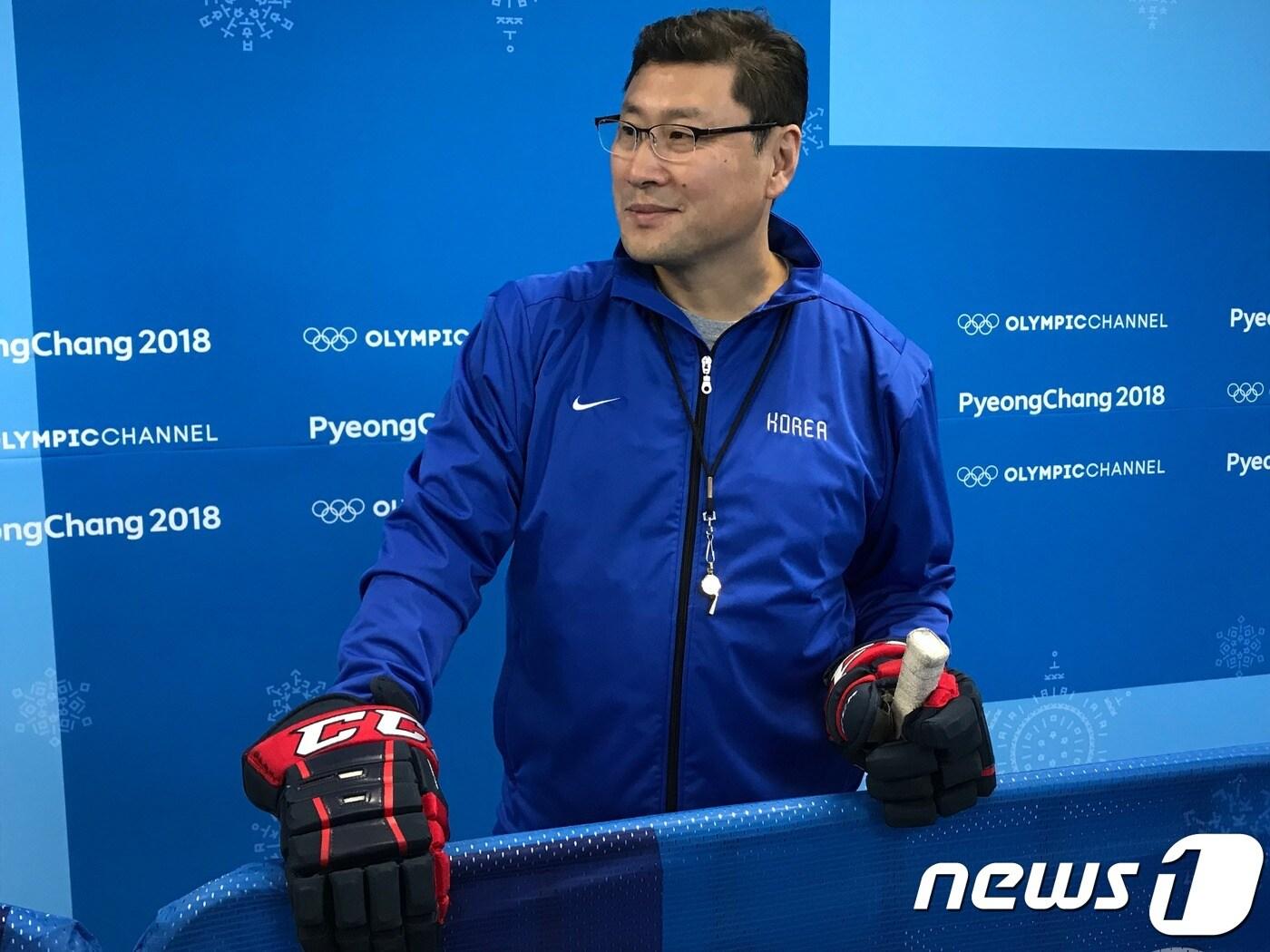 본문 이미지 - 12일 훈련을 마치고 취재진과 이야기 하고 있는 백지선 감독. ⓒ News1