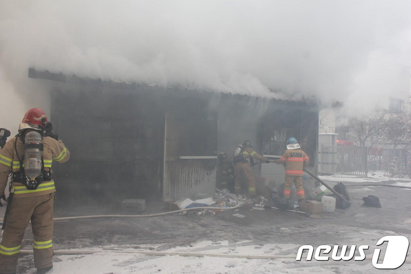 본문 이미지 - 12일 오후 12시1분쯤 충북 청주시 서원구 사창동의 한 초등학교 쓰레기 분리수거장에서 불이나 20여분 만에 진화됐다. (청주 서부소방서 제공) ⓒ News1
