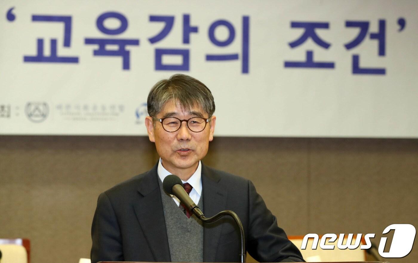 천세영 충남대 교육학과 교수가 12일 오후 서울 중구 프레스센터에서 '교육감의 조건-이 시대 우리에게 어떤 교육감이 필요한가'를 주제로 열린 교육개혁세미나에서 주제발표 하고 있다. 2018.2.12/뉴스1 ⓒ News1 박세연 기자